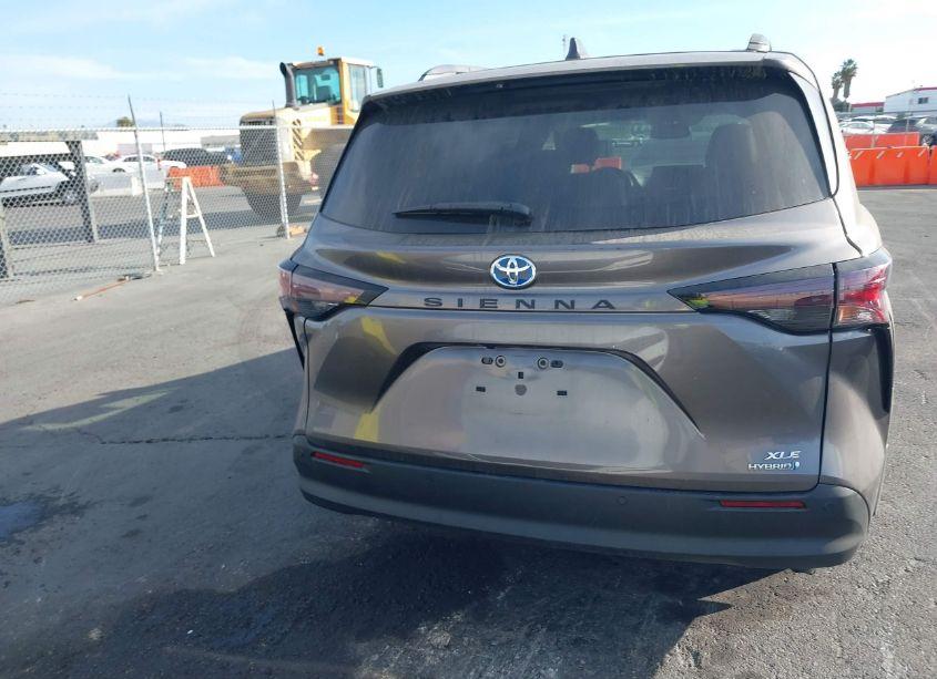 Photo 16 of 2024 Toyota Sienna XLE (VIN 5TDJRKEC7RS197140)