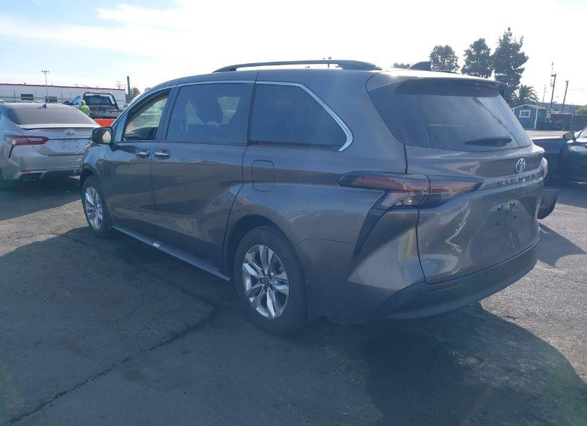 Photo 3 of 2024 Toyota Sienna XLE (VIN 5TDJRKEC7RS197140)