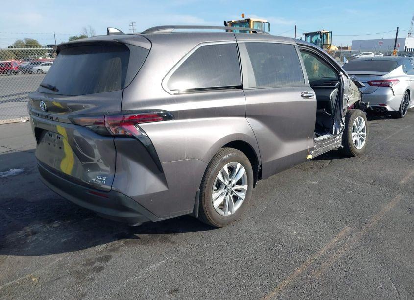 Photo 4 of 2024 Toyota Sienna XLE (VIN 5TDJRKEC7RS197140)