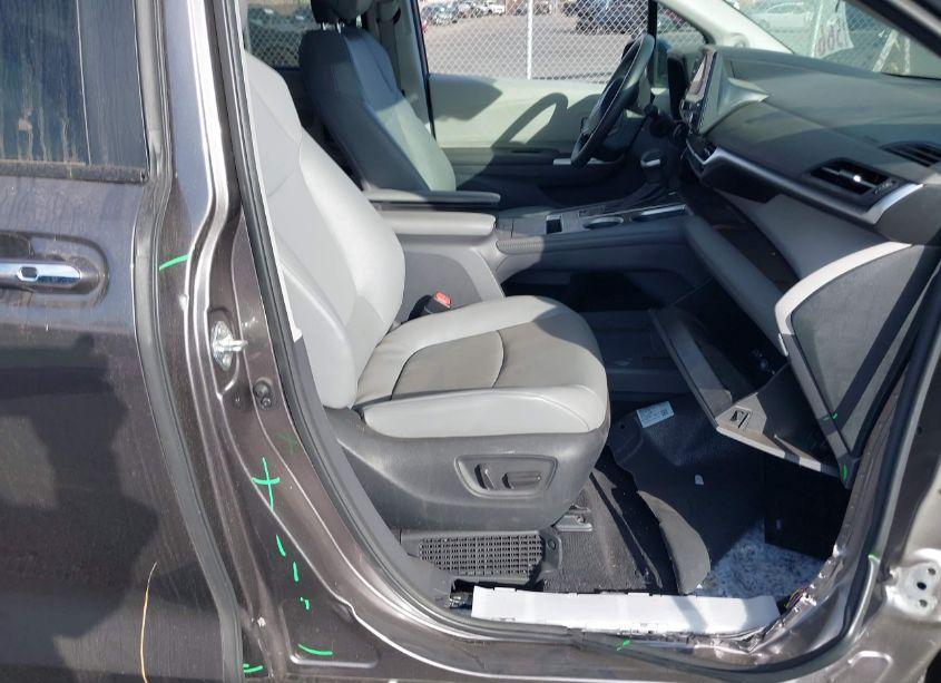 Photo 5 of 2024 Toyota Sienna XLE (VIN 5TDJRKEC7RS197140)