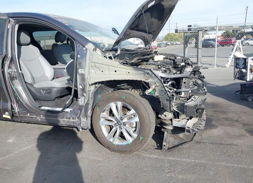 Photo 6 of 2024 Toyota Sienna XLE (VIN 5TDJRKEC7RS197140)