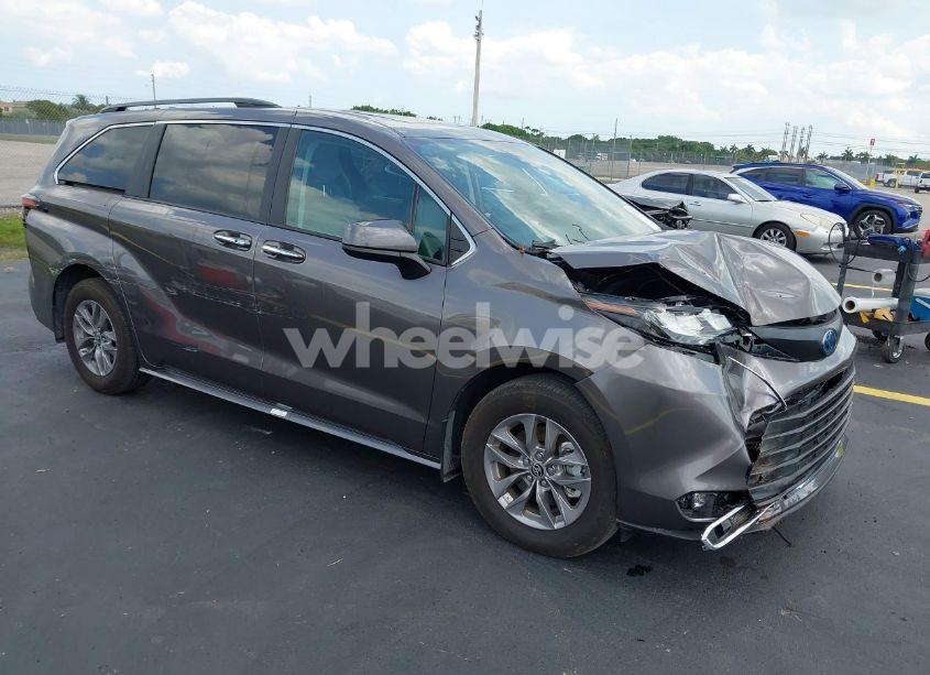 2024 Toyota Sienna XLE (VIN 5TDJRKEC7RS219623) main photo
