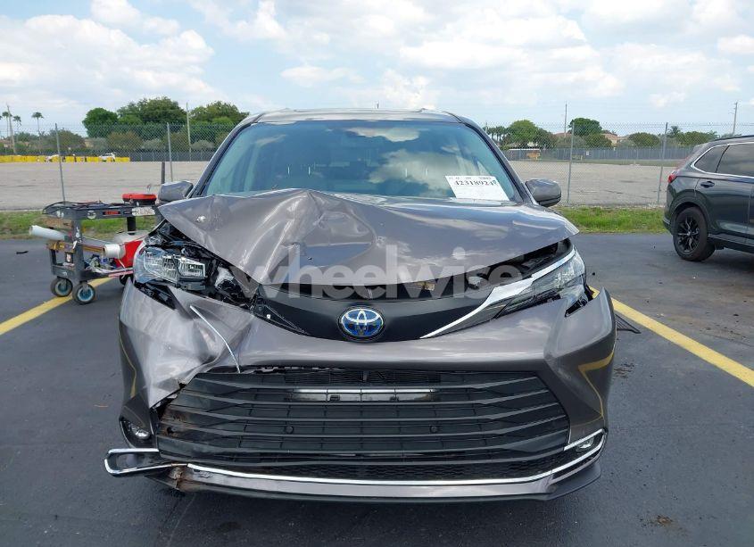 Photo 12 of 2024 Toyota Sienna XLE (VIN 5TDJRKEC7RS219623)