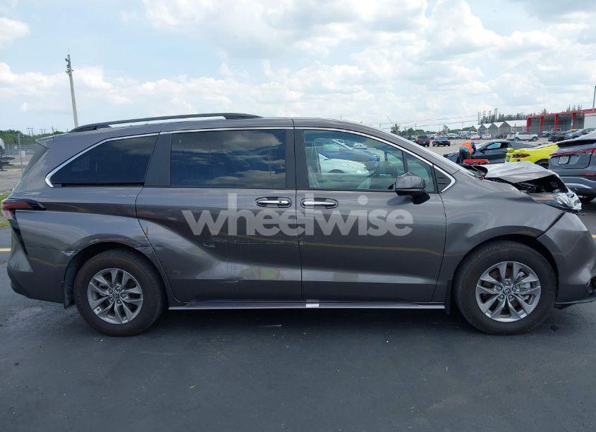 Photo 13 of 2024 Toyota Sienna XLE (VIN 5TDJRKEC7RS219623)