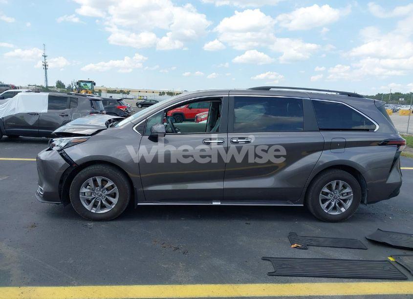 Photo 14 of 2024 Toyota Sienna XLE (VIN 5TDJRKEC7RS219623)