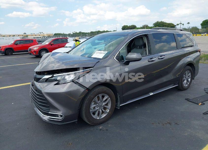 Photo 2 of 2024 Toyota Sienna XLE (VIN 5TDJRKEC7RS219623)
