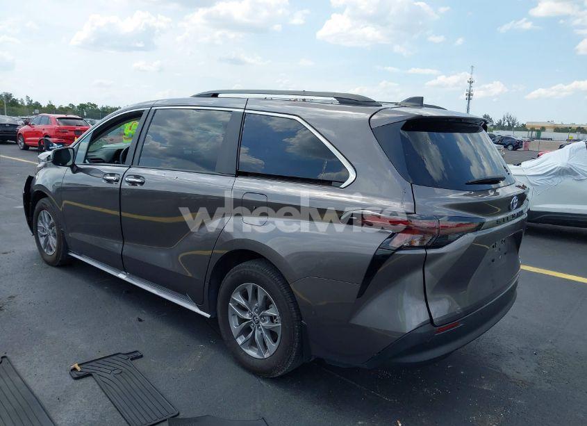 Photo 3 of 2024 Toyota Sienna XLE (VIN 5TDJRKEC7RS219623)