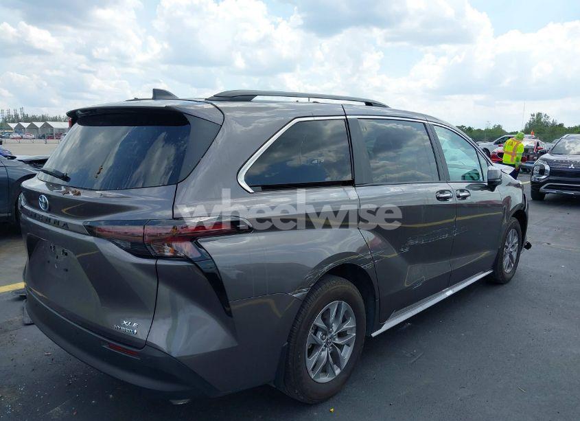 Photo 4 of 2024 Toyota Sienna XLE (VIN 5TDJRKEC7RS219623)