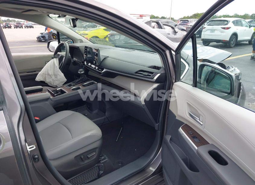 Photo 5 of 2024 Toyota Sienna XLE (VIN 5TDJRKEC7RS219623)