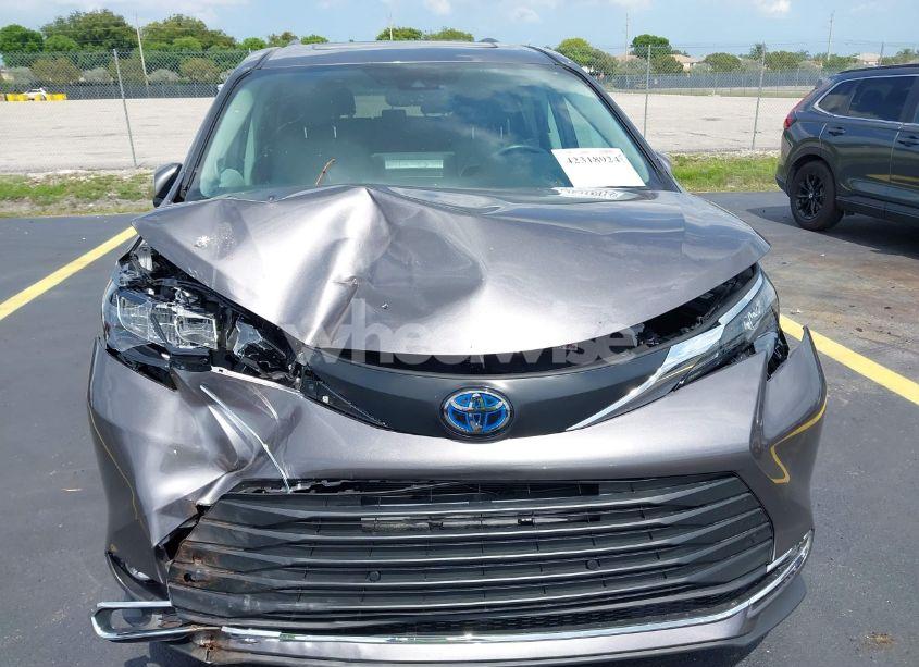 Photo 6 of 2024 Toyota Sienna XLE (VIN 5TDJRKEC7RS219623)