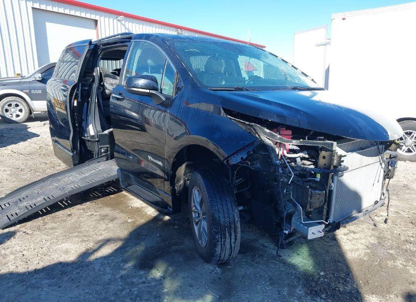 2022 Toyota Sienna XLE (VIN 5TDJRKEC8NS113465) main photo