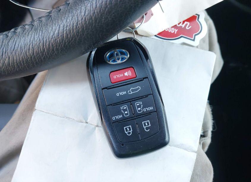 Photo 11 of 2022 Toyota Sienna XLE (VIN 5TDJRKEC8NS113465)