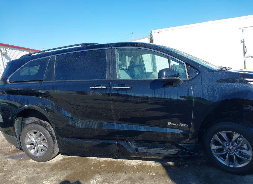 Photo 14 of 2022 Toyota Sienna XLE (VIN 5TDJRKEC8NS113465)