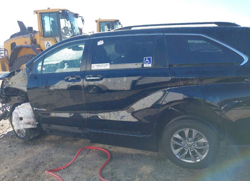 Photo 15 of 2022 Toyota Sienna XLE (VIN 5TDJRKEC8NS113465)