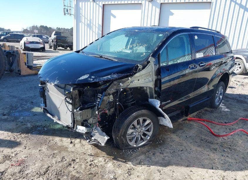 Photo 2 of 2022 Toyota Sienna XLE (VIN 5TDJRKEC8NS113465)