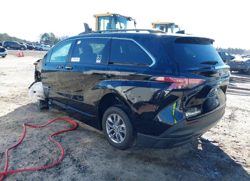 Photo 3 of 2022 Toyota Sienna XLE (VIN 5TDJRKEC8NS113465)