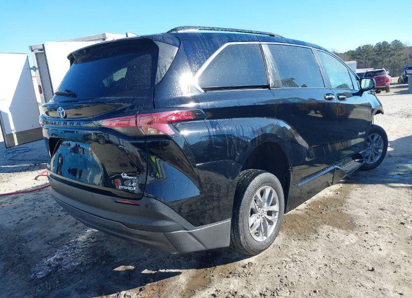 Photo 4 of 2022 Toyota Sienna XLE (VIN 5TDJRKEC8NS113465)