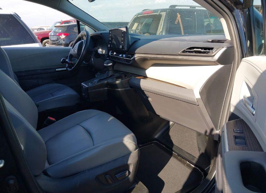 Photo 5 of 2022 Toyota Sienna XLE (VIN 5TDJRKEC8NS113465)