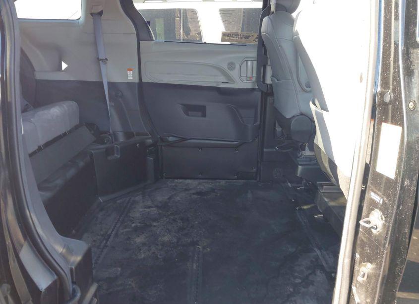 Photo 8 of 2022 Toyota Sienna XLE (VIN 5TDJRKEC8NS113465)