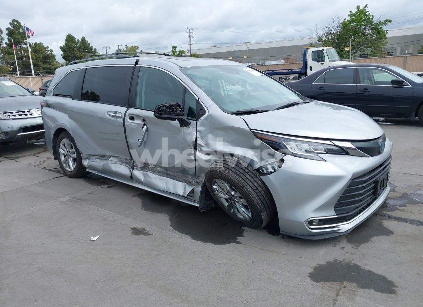 2022 Toyota Sienna XLE (VIN 5TDJRKEC8NS135921) main photo