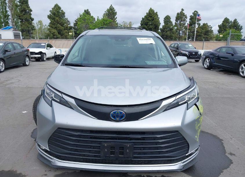 Photo 12 of 2022 Toyota Sienna XLE (VIN 5TDJRKEC8NS135921)