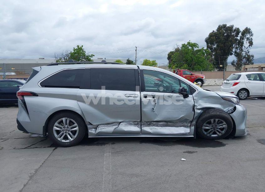 Photo 13 of 2022 Toyota Sienna XLE (VIN 5TDJRKEC8NS135921)