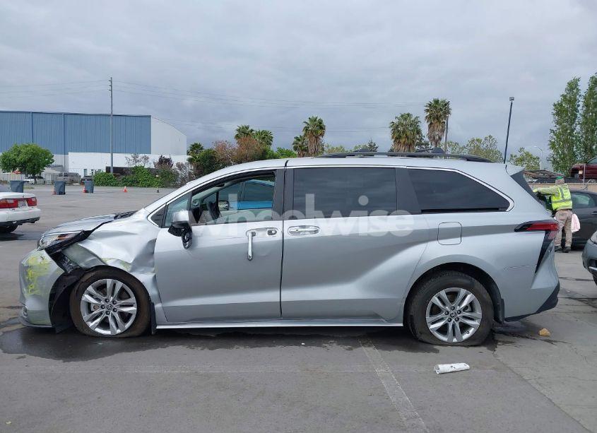 Photo 14 of 2022 Toyota Sienna XLE (VIN 5TDJRKEC8NS135921)