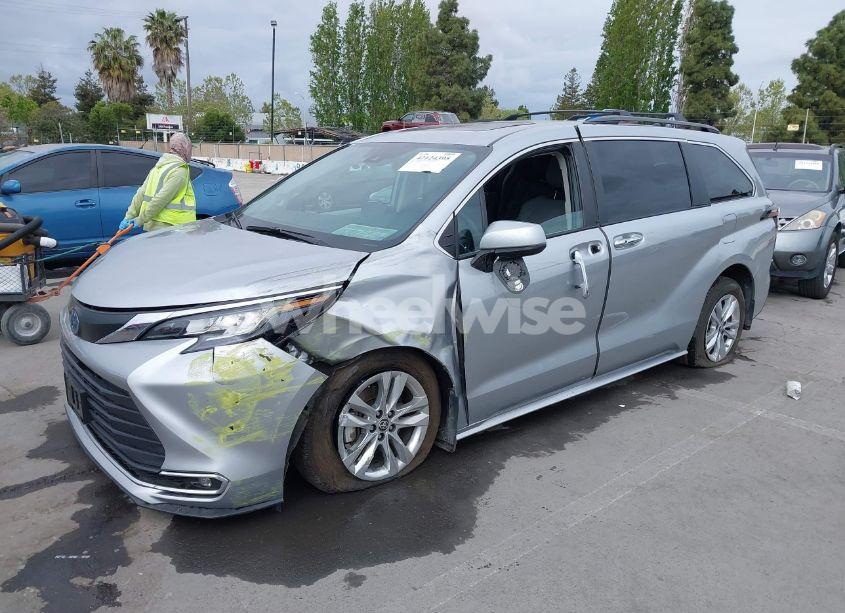 Photo 2 of 2022 Toyota Sienna XLE (VIN 5TDJRKEC8NS135921)