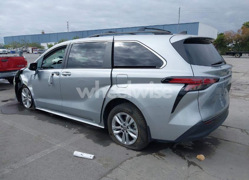 Photo 3 of 2022 Toyota Sienna XLE (VIN 5TDJRKEC8NS135921)