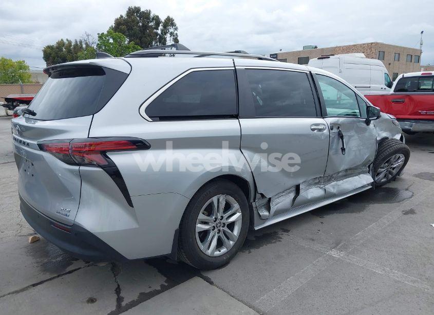 Photo 4 of 2022 Toyota Sienna XLE (VIN 5TDJRKEC8NS135921)