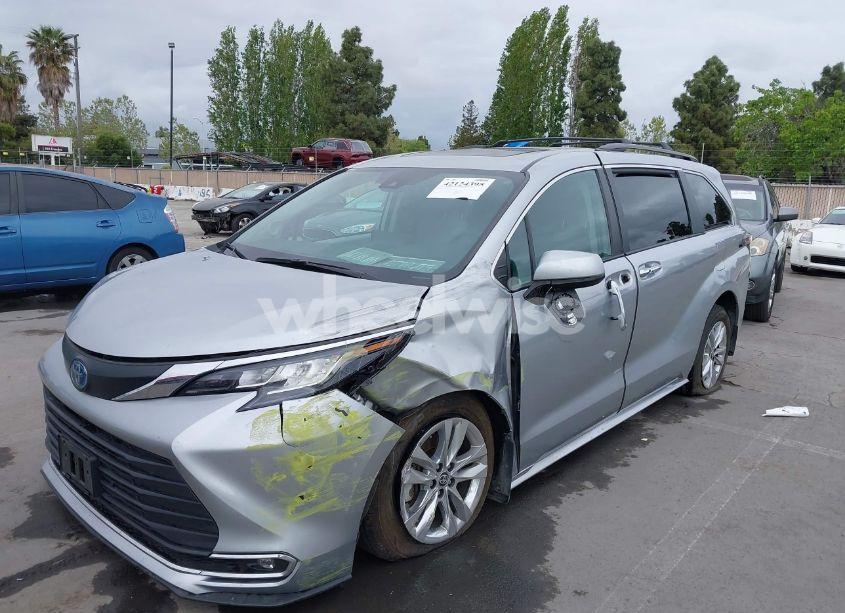 Photo 6 of 2022 Toyota Sienna XLE (VIN 5TDJRKEC8NS135921)