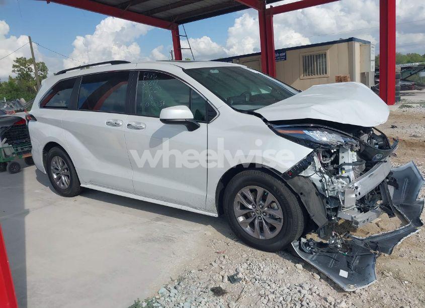 Photo 14 of 2023 Toyota Sienna XLE (VIN 5TDJRKEC8PS138515)