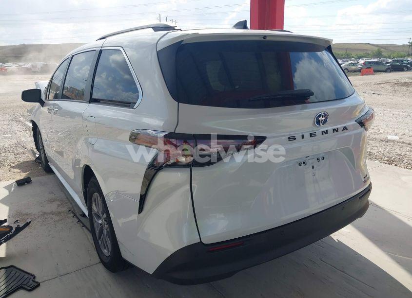 Photo 3 of 2023 Toyota Sienna XLE (VIN 5TDJRKEC8PS138515)