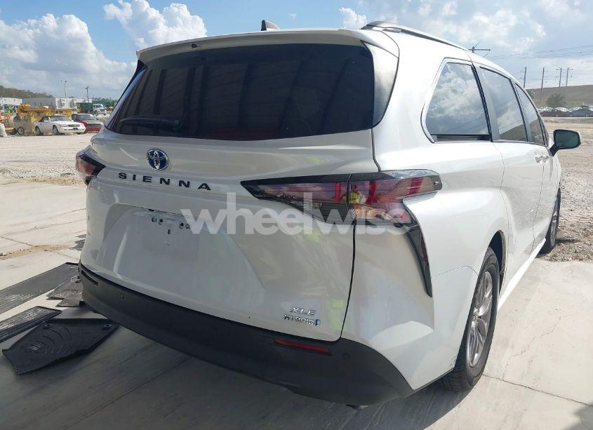 Photo 4 of 2023 Toyota Sienna XLE (VIN 5TDJRKEC8PS138515)