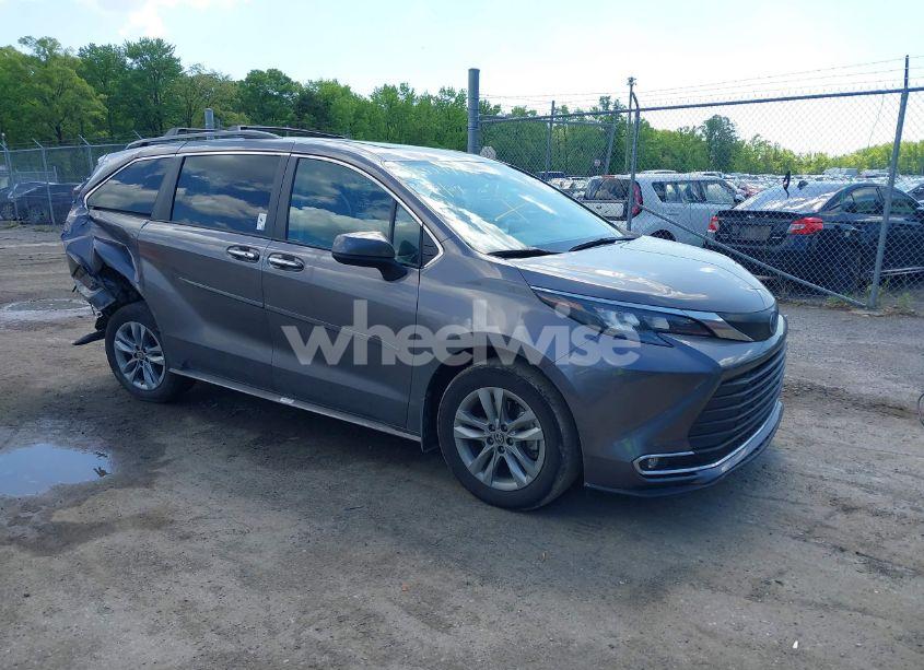 2024 Toyota Sienna XLE (VIN 5TDJRKEC8RS181531) main photo