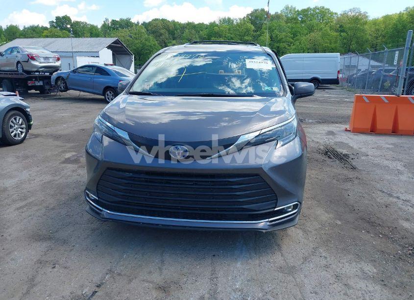 Photo 13 of 2024 Toyota Sienna XLE (VIN 5TDJRKEC8RS181531)