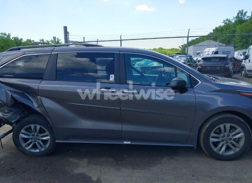 Photo 14 of 2024 Toyota Sienna XLE (VIN 5TDJRKEC8RS181531)