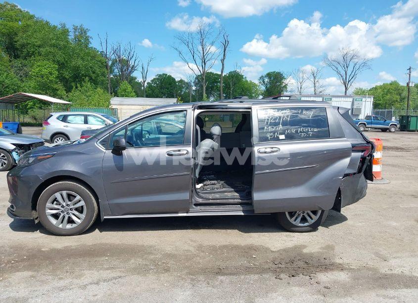Photo 15 of 2024 Toyota Sienna XLE (VIN 5TDJRKEC8RS181531)
