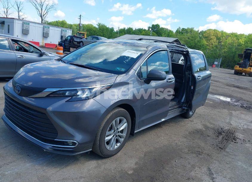 Photo 2 of 2024 Toyota Sienna XLE (VIN 5TDJRKEC8RS181531)