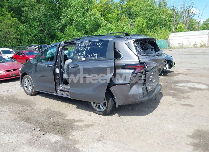 Photo 3 of 2024 Toyota Sienna XLE (VIN 5TDJRKEC8RS181531)