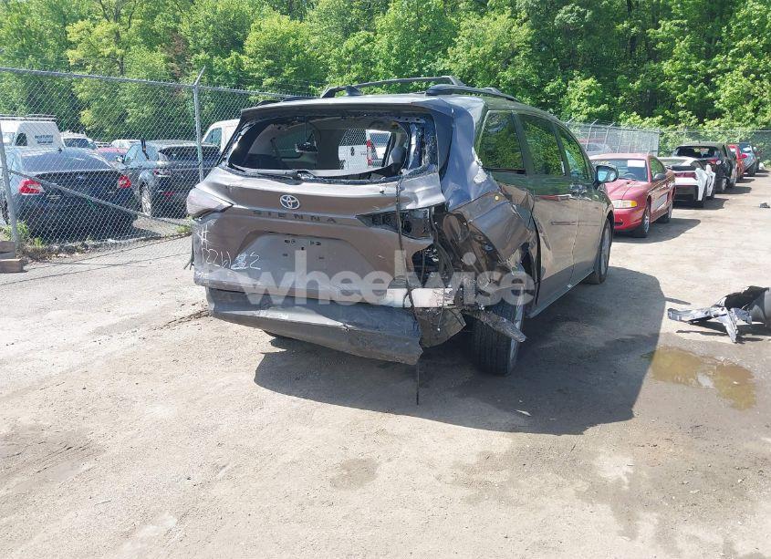 Photo 6 of 2024 Toyota Sienna XLE (VIN 5TDJRKEC8RS181531)