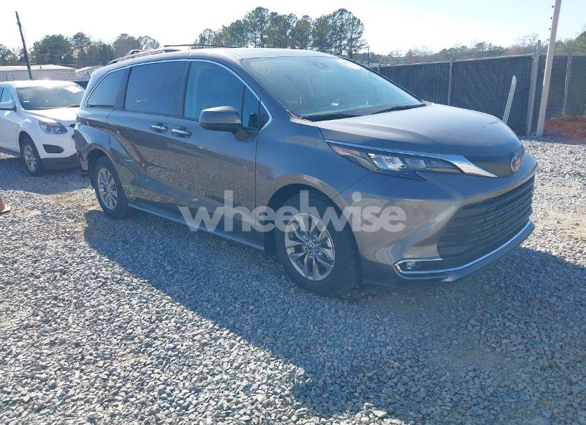 2024 Toyota Sienna XLE (VIN 5TDJRKEC8RS219789) main photo