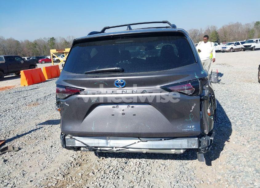 Photo 16 of 2024 Toyota Sienna XLE (VIN 5TDJRKEC8RS219789)