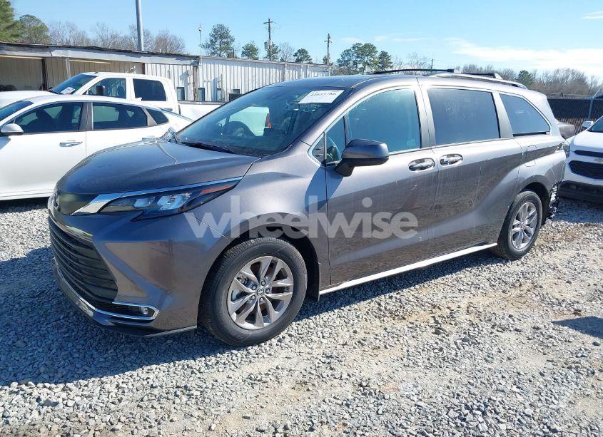 Photo 2 of 2024 Toyota Sienna XLE (VIN 5TDJRKEC8RS219789)