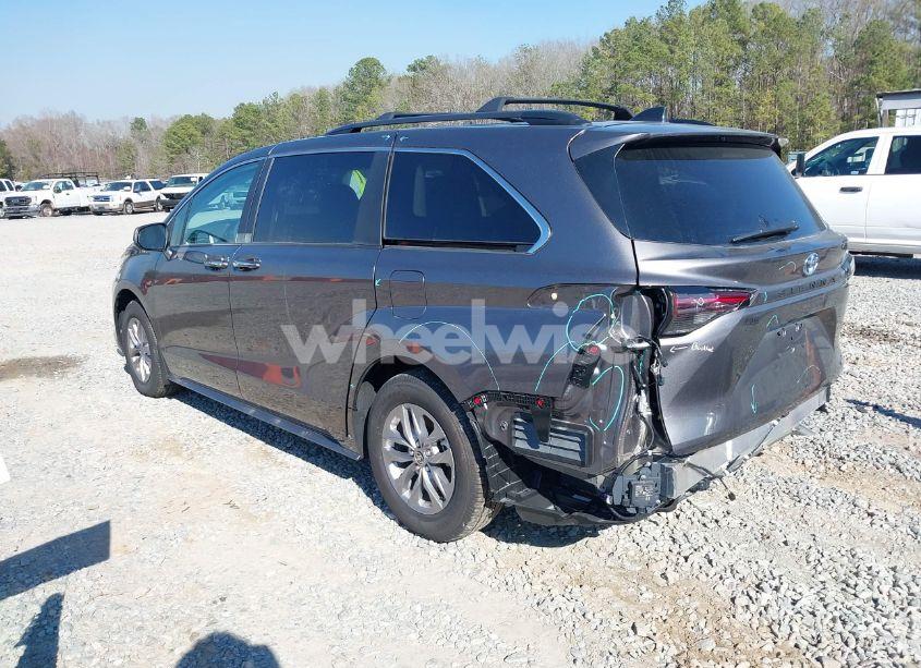 Photo 3 of 2024 Toyota Sienna XLE (VIN 5TDJRKEC8RS219789)