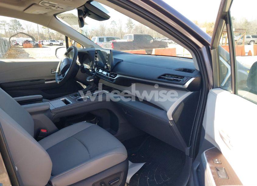 Photo 5 of 2024 Toyota Sienna XLE (VIN 5TDJRKEC8RS219789)