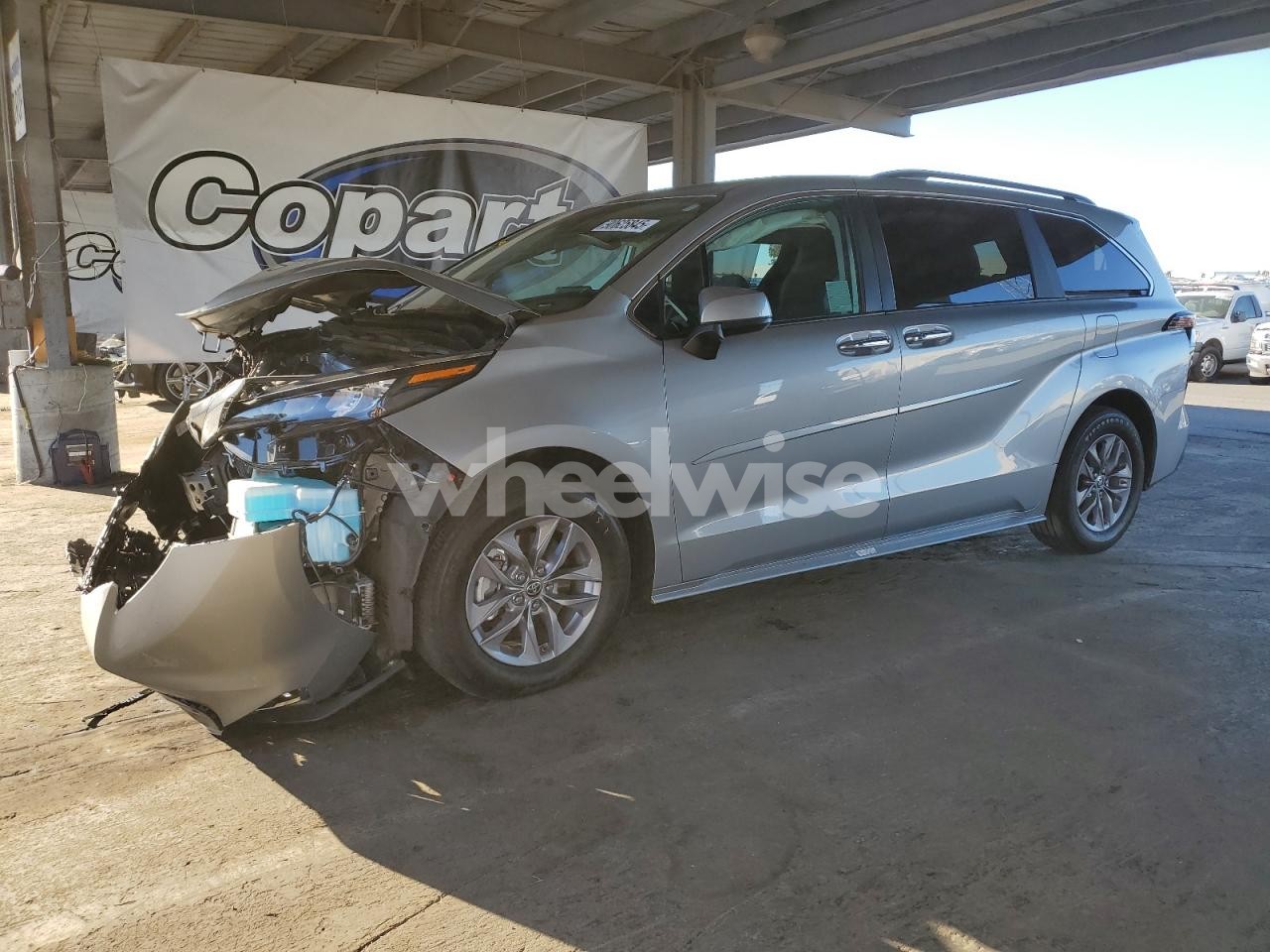 2024 TOYOTA SIENNA XLE (VIN 5TDJRKEC8RS222532) main photo