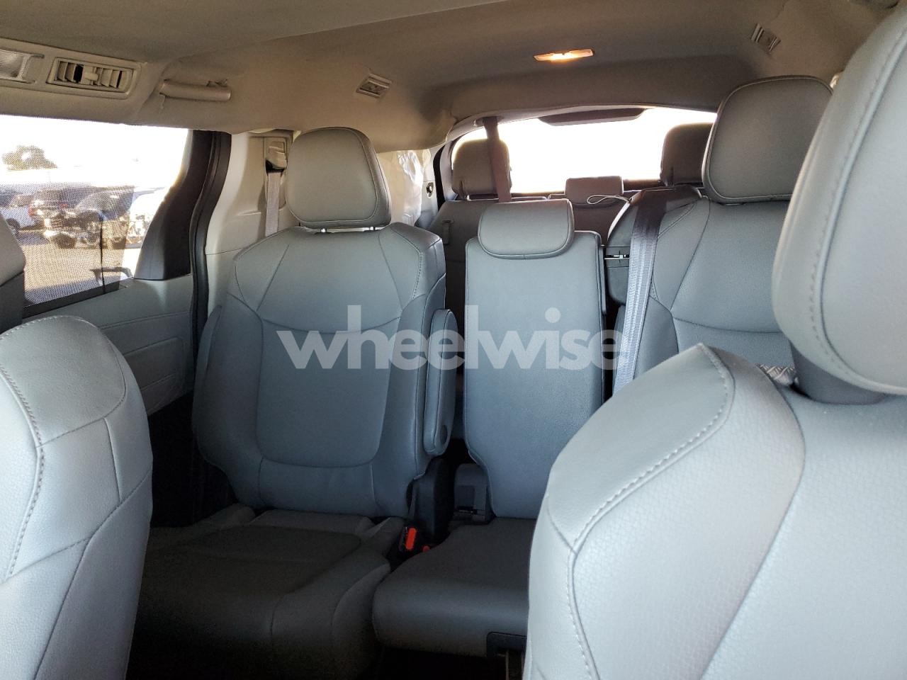 Photo 10 of 2024 TOYOTA SIENNA XLE (VIN 5TDJRKEC8RS222532)