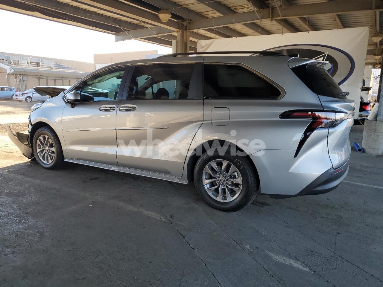 Photo 2 of 2024 TOYOTA SIENNA XLE (VIN 5TDJRKEC8RS222532)
