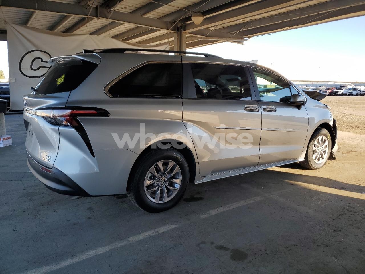 Photo 3 of 2024 TOYOTA SIENNA XLE (VIN 5TDJRKEC8RS222532)